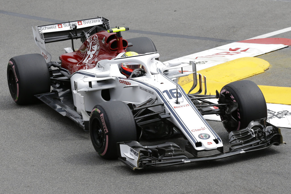 Charles Leclerc en su monoplaza durante los entrenamientos del Gran Premio de Mónaco (AP)