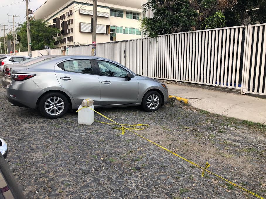 Cobran viene viene piso. En Sierra Nevada afuera del CUCS, aparta lugares se adueñan de la calle cobrando mensualidad por estacionarse, reporta un lec