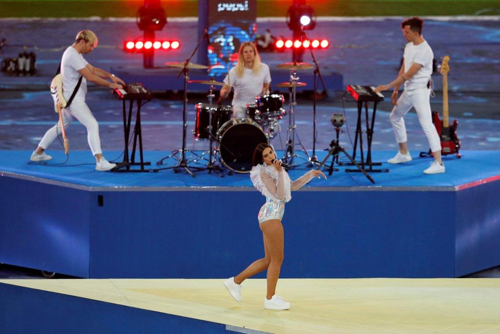 Dua Lipa en su presentación en el Estadio Olímpico de Kiev.