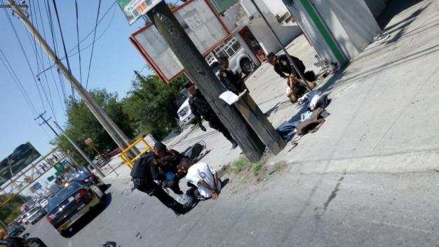 Los jóvenes apuntaron con un arma a los oficiales, por lo que estos utilizaron su vehículo como escudo. (especial)