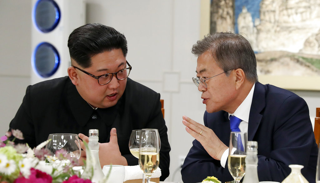 Kim Jong-un, a la izquierda, junto a Moon Jae-in durante un banquete en Panmunjom, en la zona desmilitarizada.