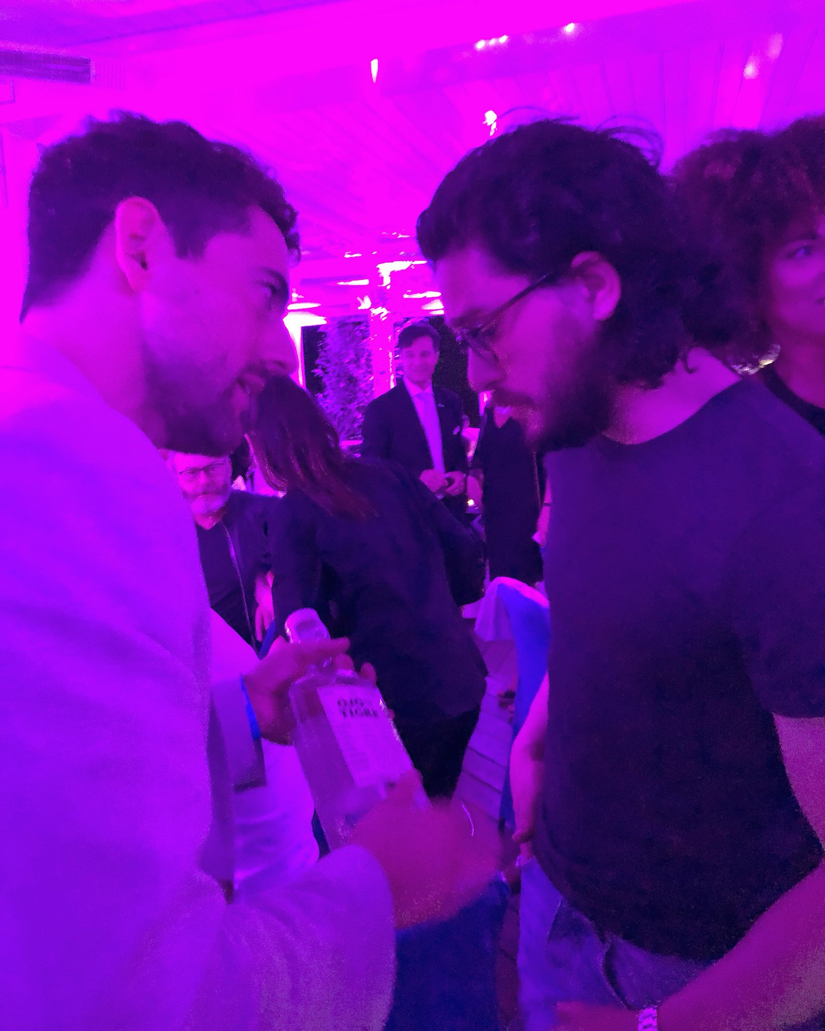 Luis Gerardo y Kit Harington hablando sobre el mezcal que creó el actor mexicano (Twitter Luis Gerardo Méndez).