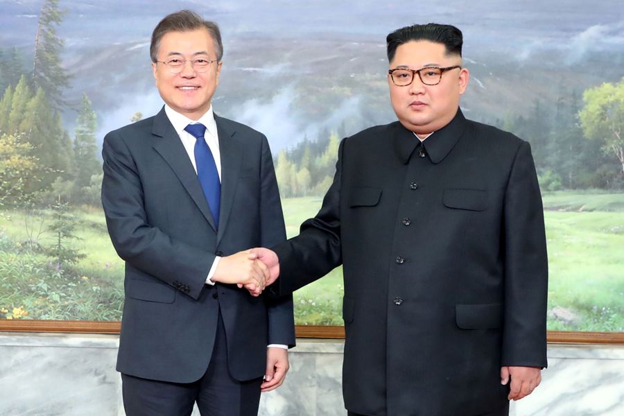 Moon Jae-in y Kim Jong-un se reunieron en la zona desmilitarizada de Panmunjom. (AFP)