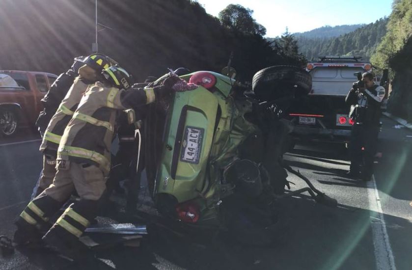 El personal de Bomberos indicó que tradaron más de 40 minutos en rescatar el cuerpo del auto. (Jorge Becerril)