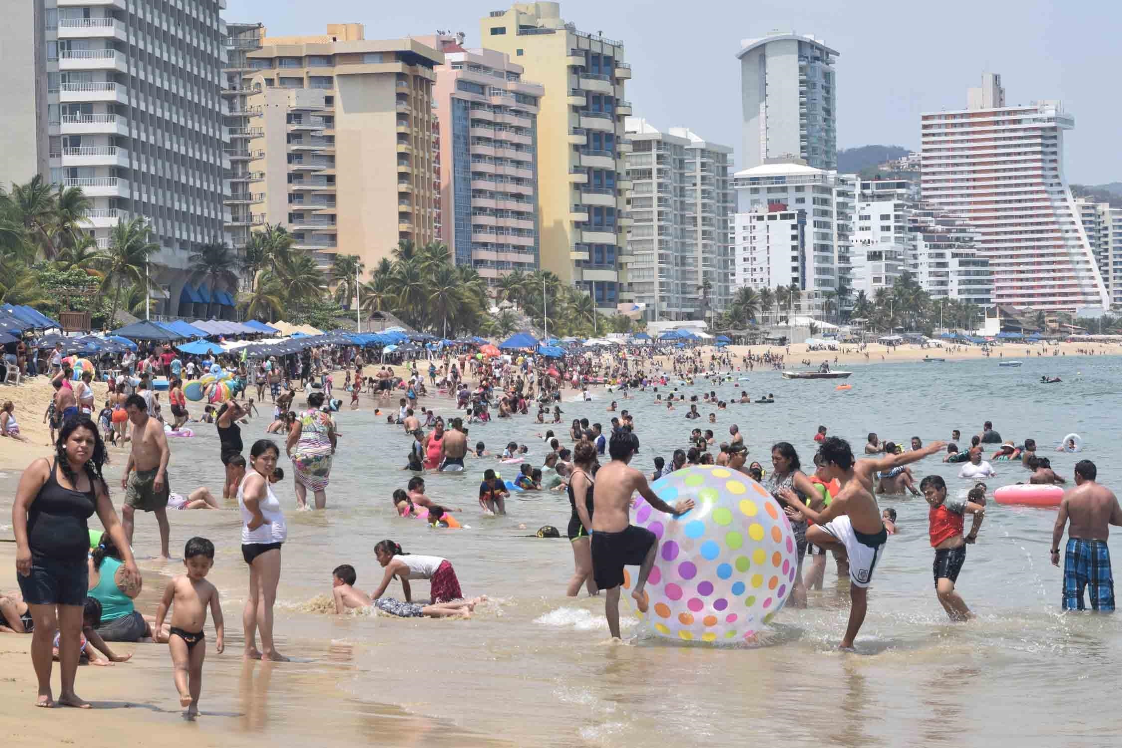 Las playas de Acapulco lucieron llenas. (Javier Trujillo)