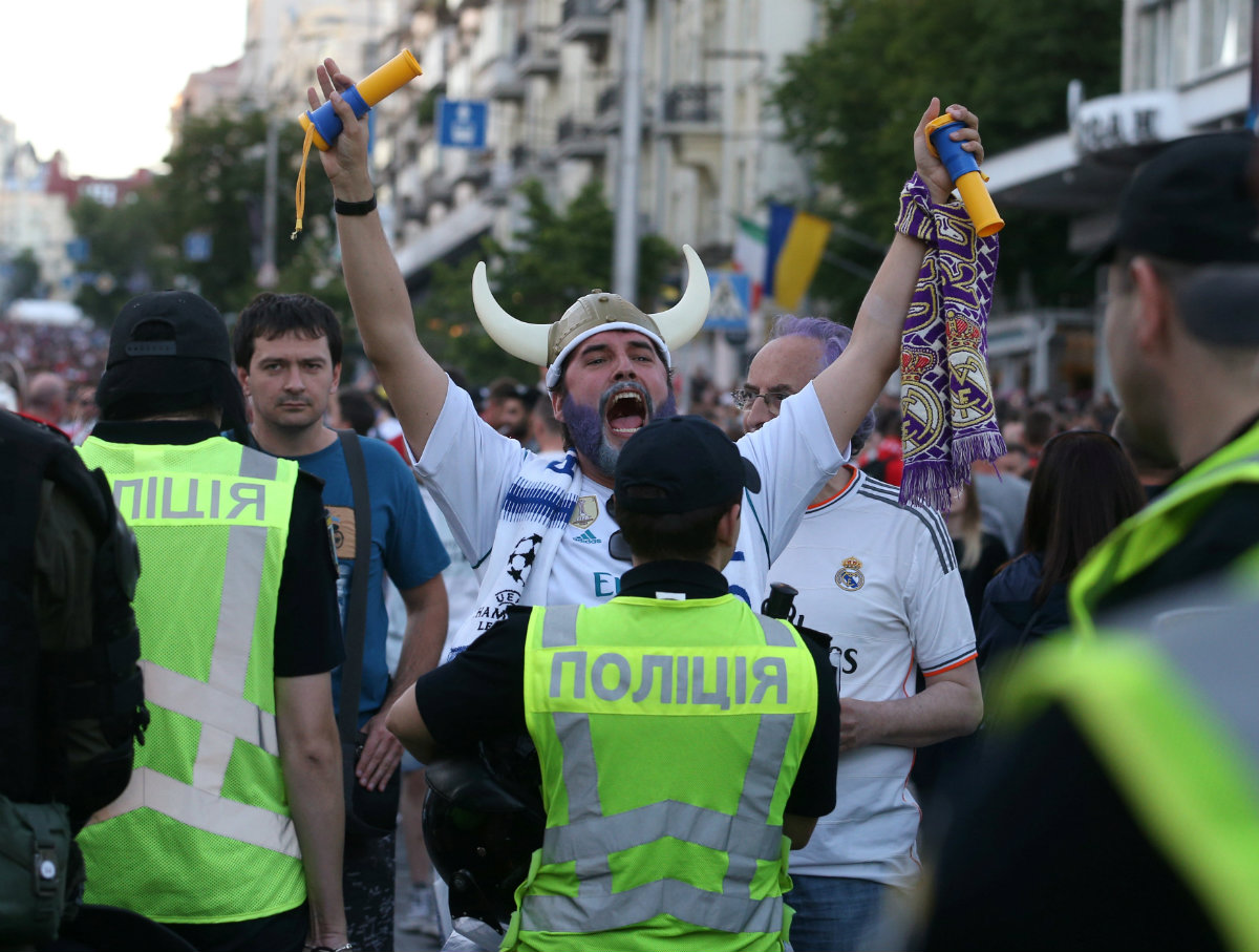 La policía de Kiev ha registrado 26 incidentes con aficionados del Real Madrid y el Liverpool, todo previo a la Final de la Champions League (Reuters)