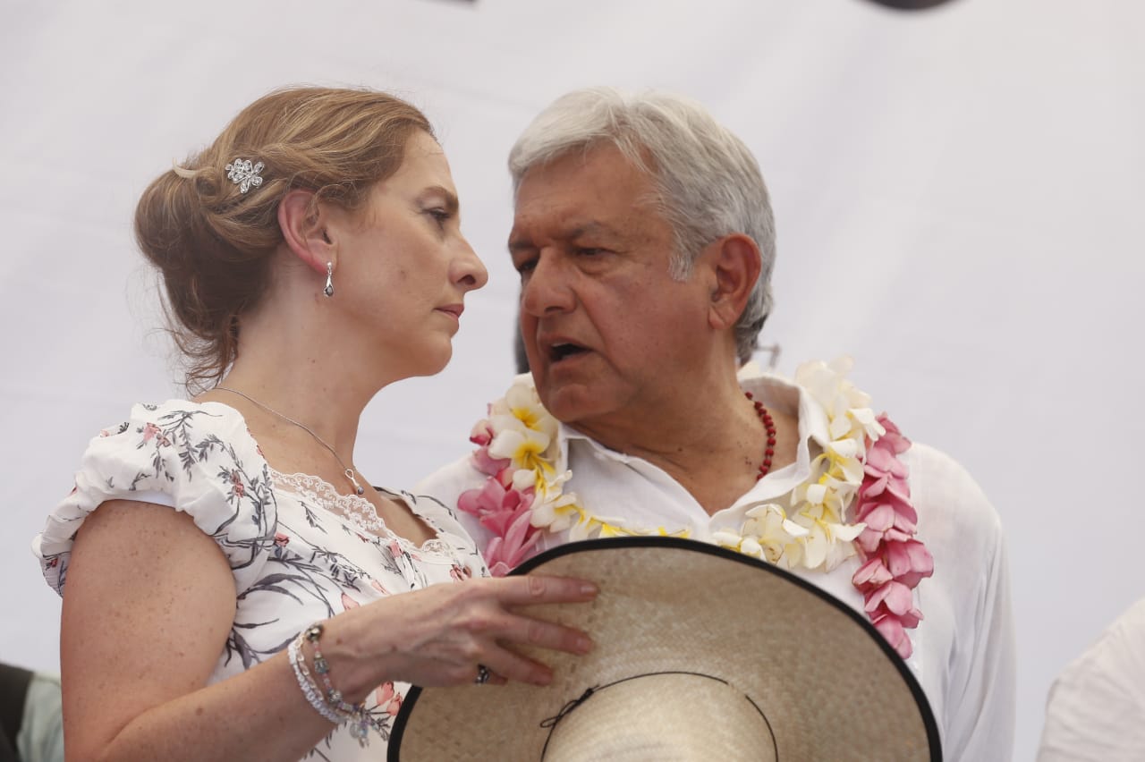 Beatriz Gutiérrez Müller y López Obrador en un mitin en Veracruz.