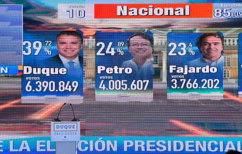 El candidato del partido uribista Centro Democrático, Iván Duque, y el izquierdista Gustavo Petro, se perfilan como los aspirantes que disputarán en s