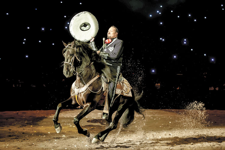 El cantante dio muestra de su maestría para montar a su caballo. (César Vicuña/Ocesa)