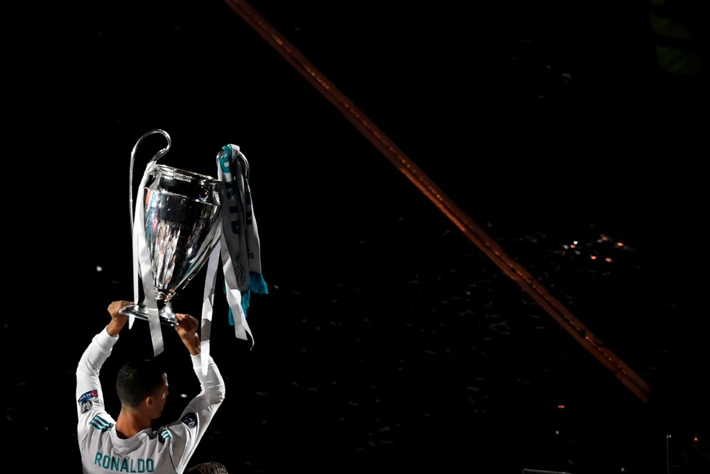 Cristiano exhibe el trofeo de campeón de la Champions League (AFP)