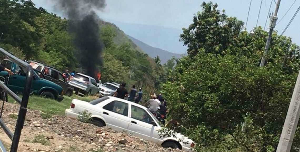 El vehículo en el que viajaba El Abuelo quedó en llamas en el lugar.