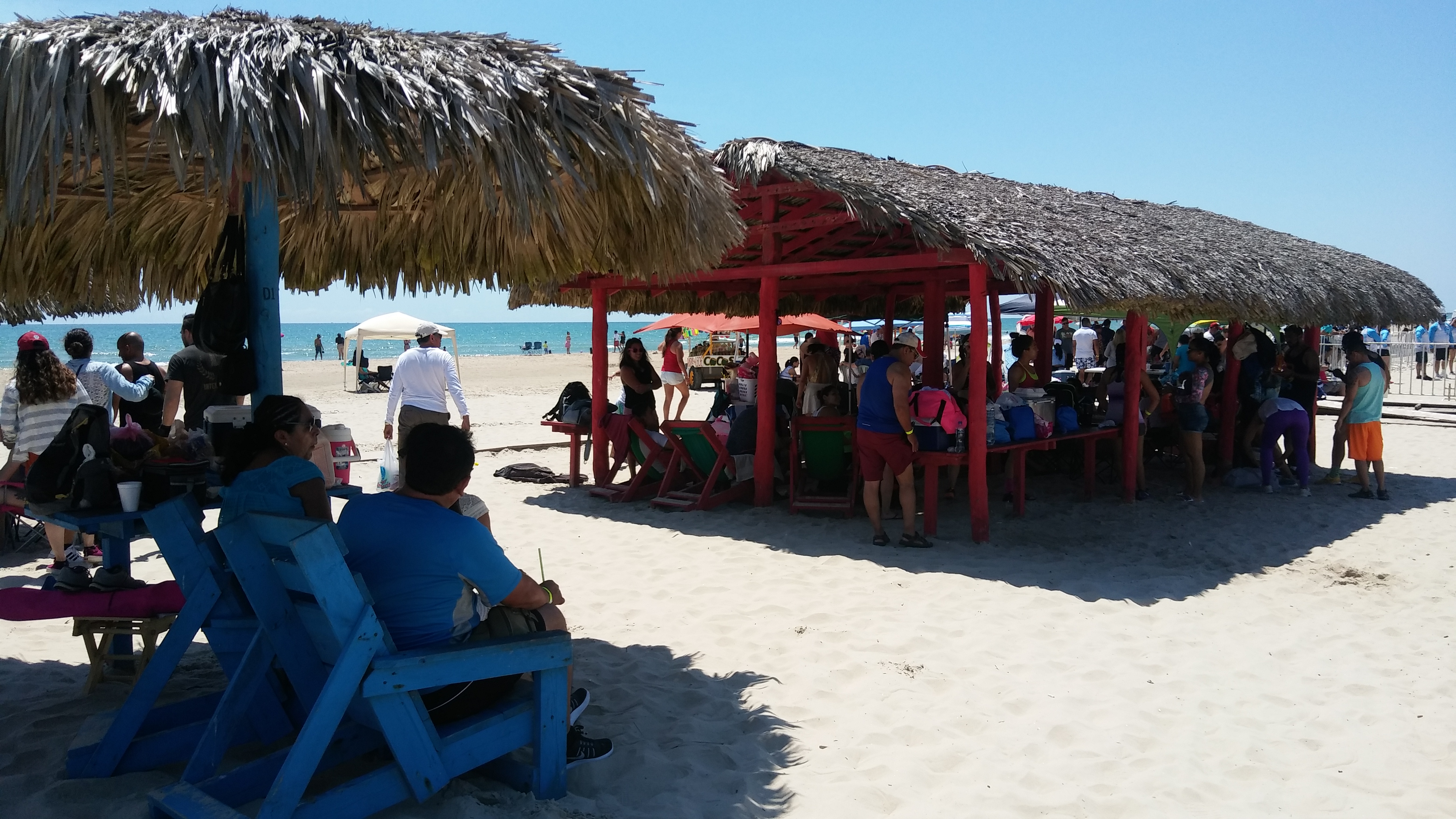 Paseantes en playa Miramar en Ciudad Madero (Eugenia Gómez)