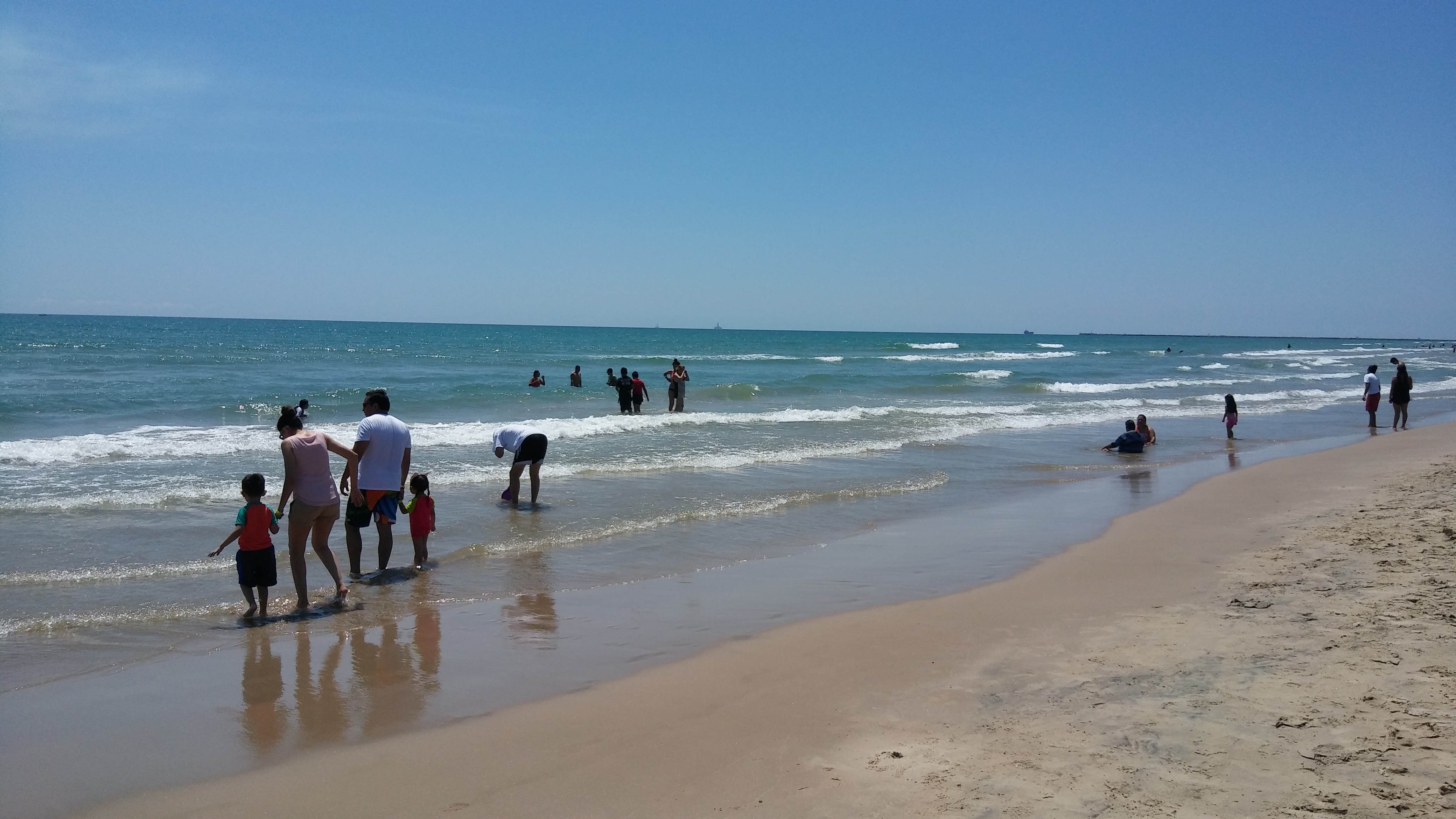 Paseantes en playa Miramar en Ciudad Madero (Eugenia Gómez)