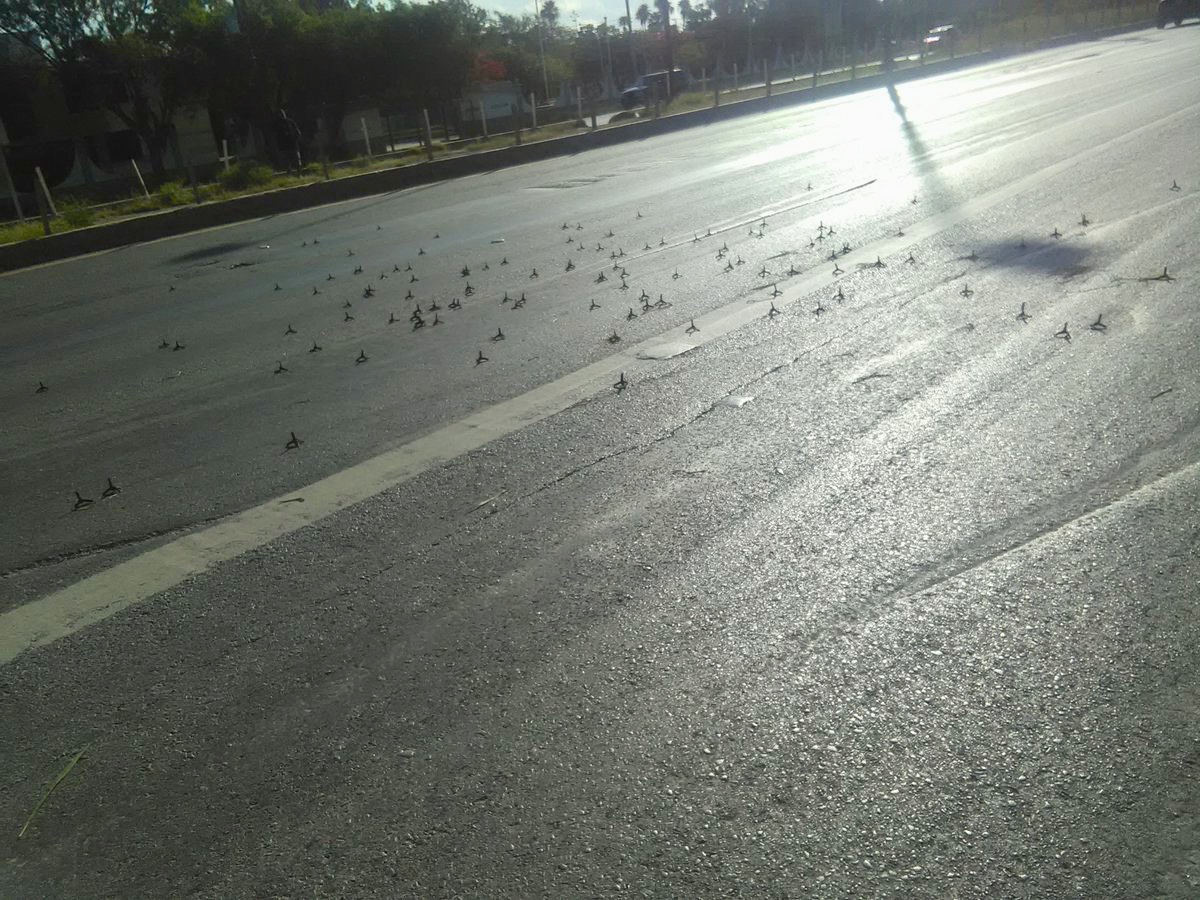 Poncha llantas en carretera.