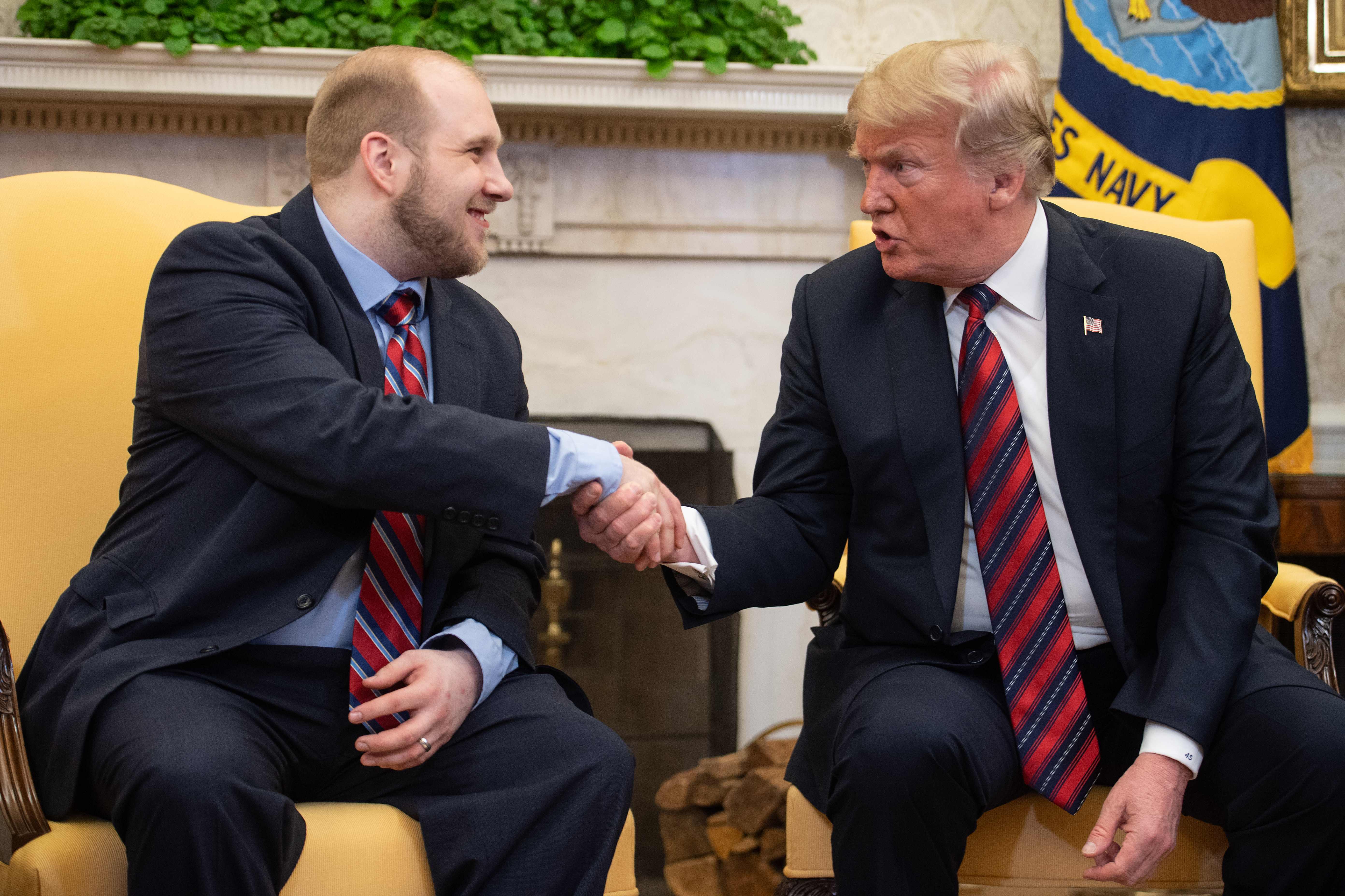 El presidente Trump recibió en la Oficina Oval a Joshua Holt, el ciudadano de EU que fue liberado por Venezuela tras casi dos años encarcelado.
