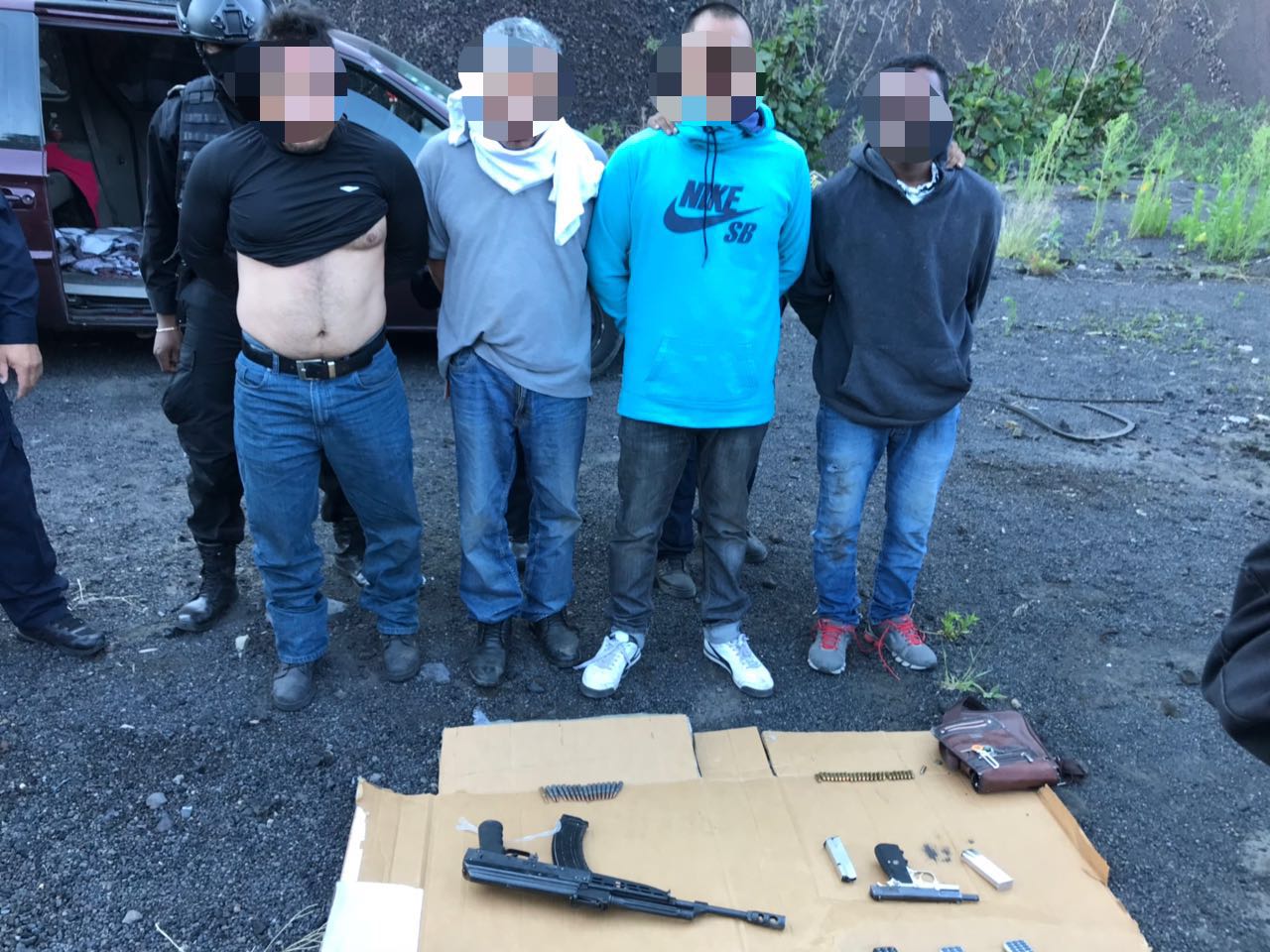 A los cuatro implicados se les aseguró un arma larga y un arma corta.