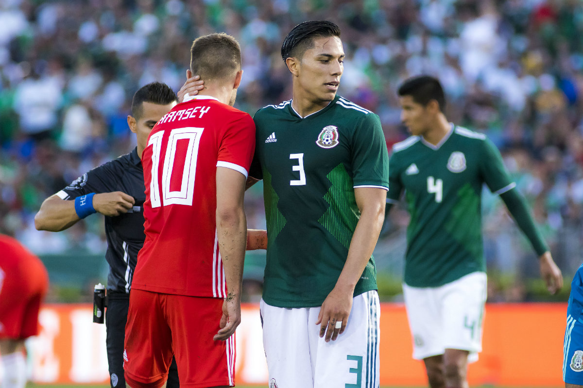Aaron Ramsey y Carlos Salcedo durante el partido amistoso de México y Gales en Estados Unidos (Imago7)