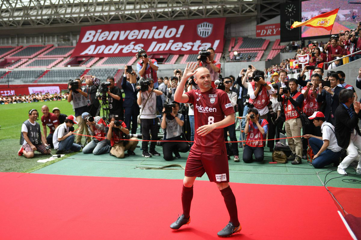 Andrés Iniesta es presentado con el Vissel Kobe (Twitter @LigadeCampeones)