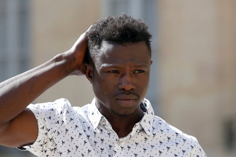 El joven malí fue aclamado como un "héroe" en Francia.