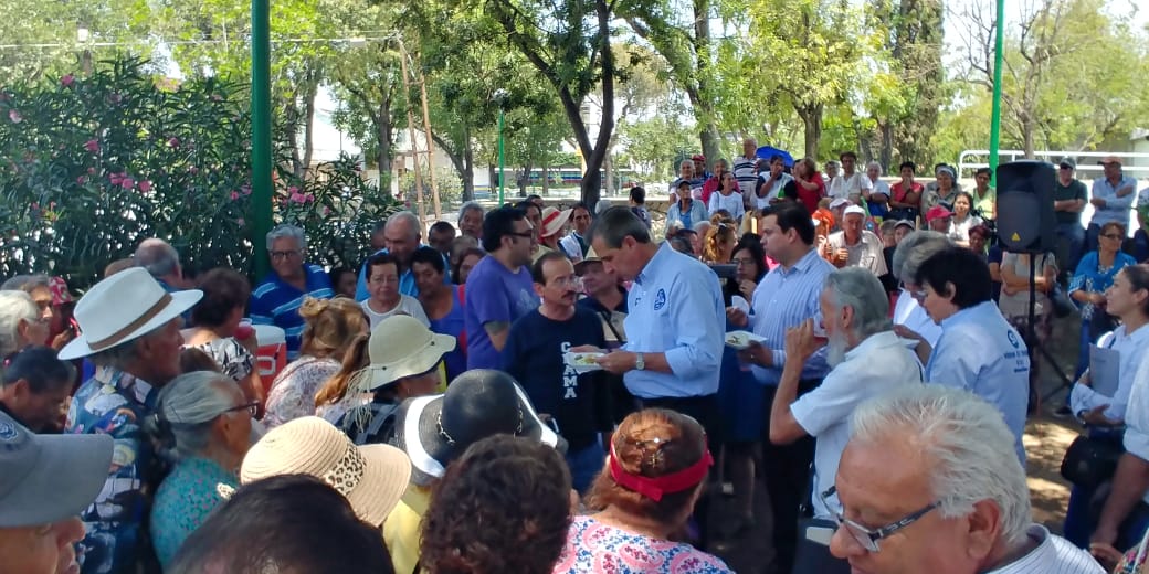 Héctor López Santillana se reúne con adultos mayores.