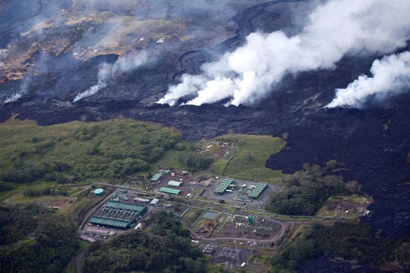 Imágenes de la lava aproximándose a la planta. (Reuters)