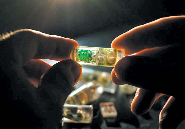 El invento tiene una pila de 2.7 voltios que permite un uso continuo por 1.5 meses.
