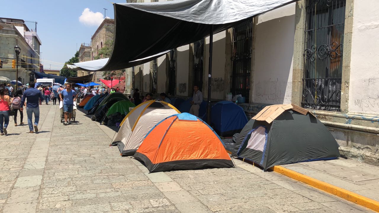 Maestros de la sección 22 de la CNTE reinstalaron su plantón en el zócalo de la ciudad de Oaxaca. (Óscar Rodríguez)