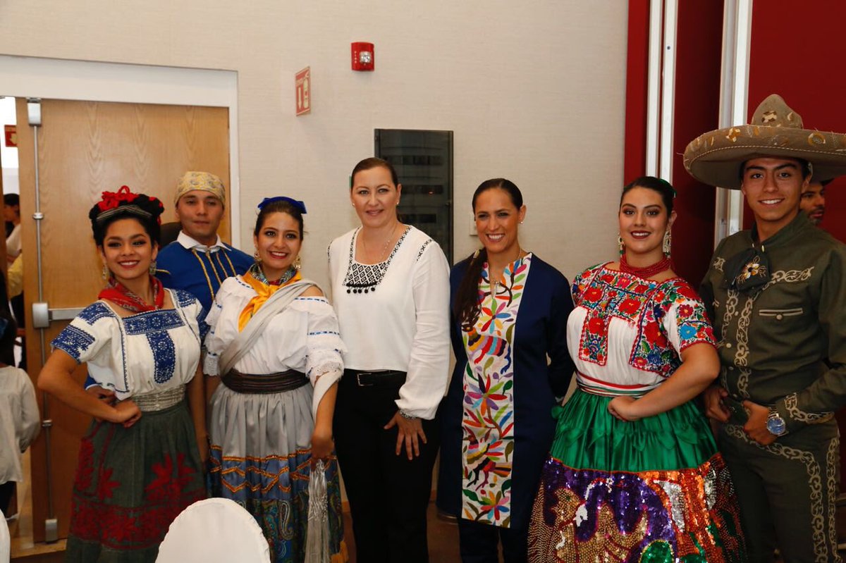 Martha Erika Alonso, candidata por la coalición "Por Puebla al Frente" se reunió con artistas poblanos. (Especial)