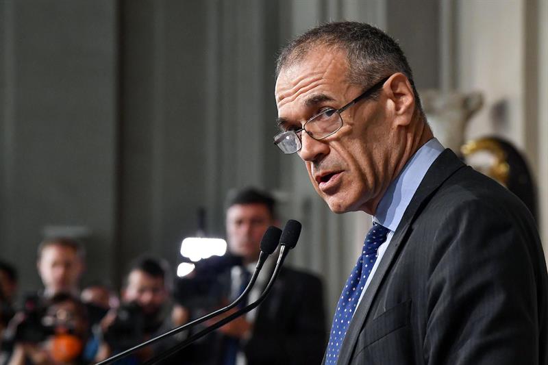 El primer ministro Carlo Cottarelli durante una rueda de prensa tras mantener una reunión con el presidente italiano, Sergio Mattarella.