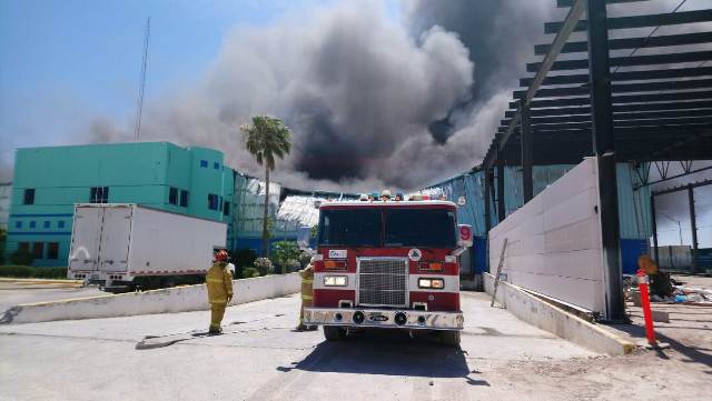 Personal bomberos buscaron sofocar el fuego.