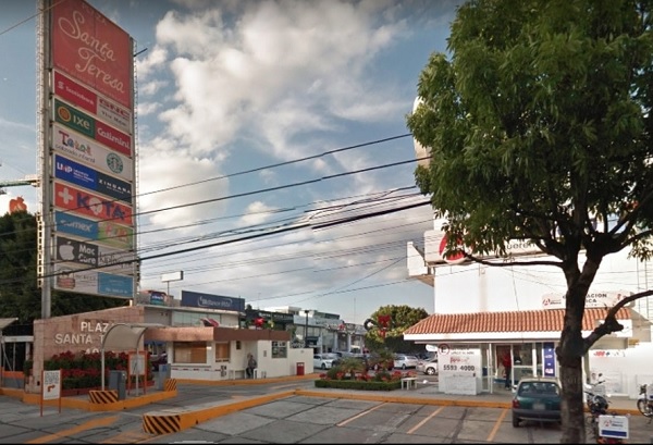 El bebé fue encontrado en los baños de la plaza Santa Teresa. (Especial)