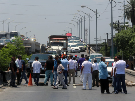 Bloqueo de taxistas en avenida Universidad en San Nicolás. (Foto: Leonel Rocha)