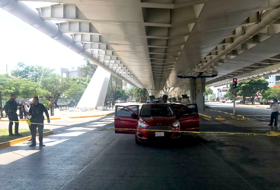 El conductor del Figo fue interceptado por policías en el cruce de Lázaro Cárdenas y López Mateos. (Jorge Martínez)