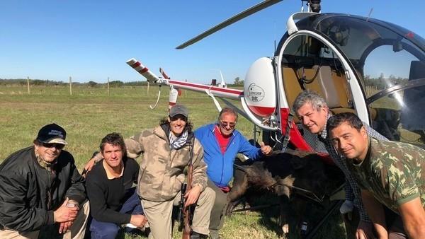 Edinson Cavani junto a un jabalí cazado, considerado como una plaga en Uruguay (Montevideo portal)