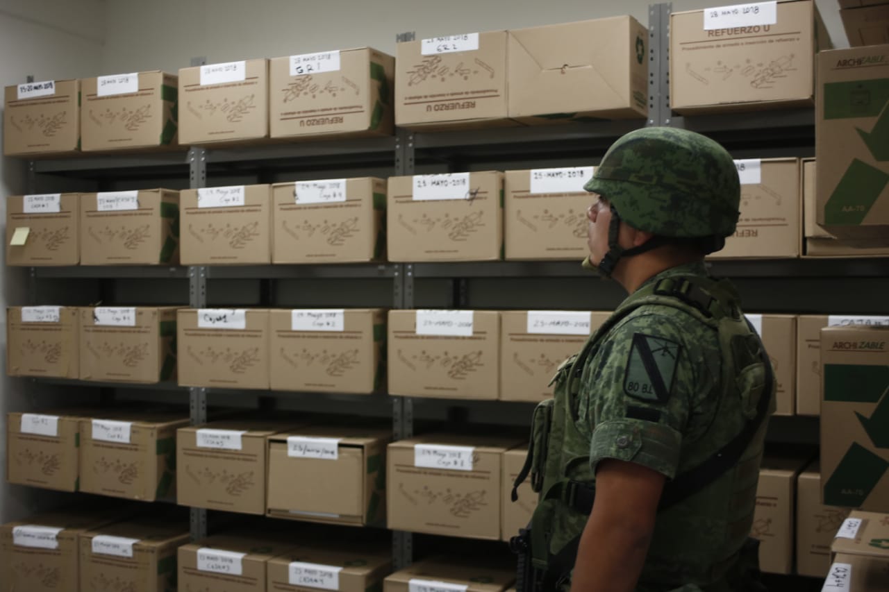 El Ejército resguarda los votos desde el extranjero (Ariana Pérez).