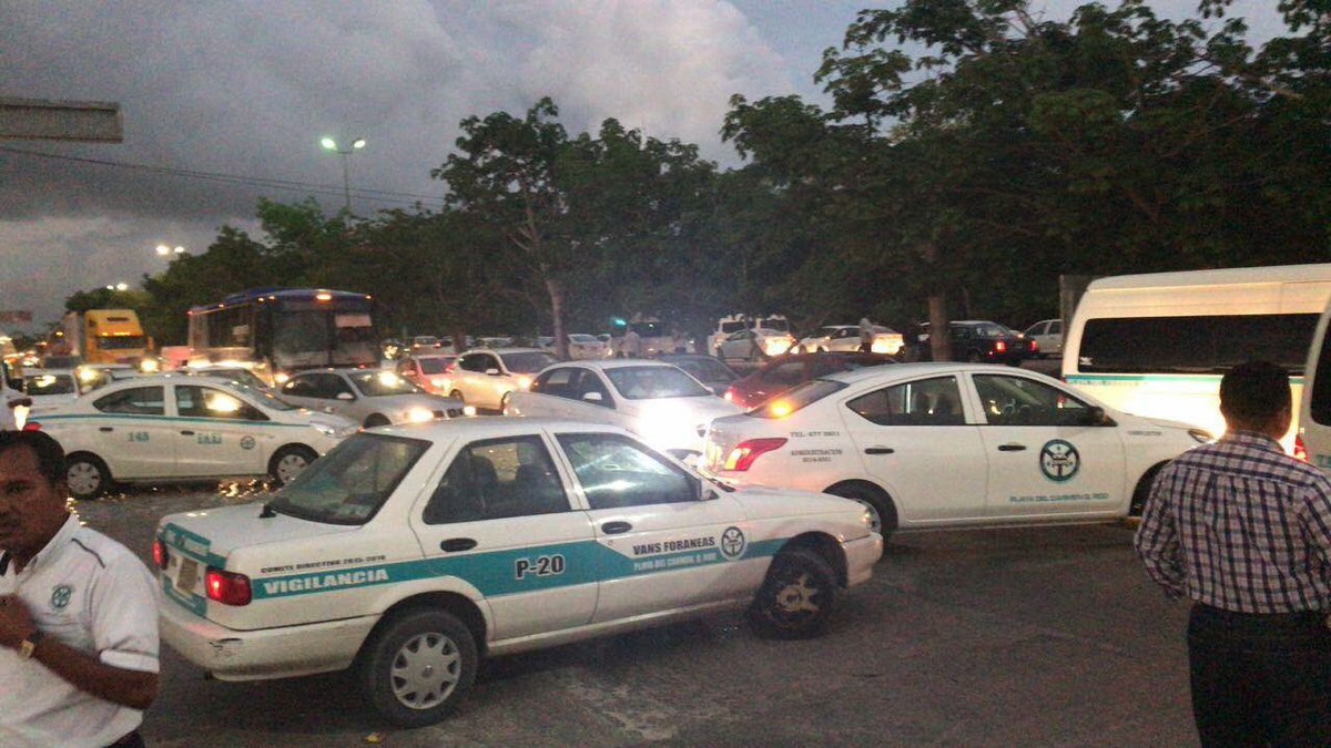 Elementos de Tránsito desviaron la circulación vial a dos kilómetros del bloqueo.