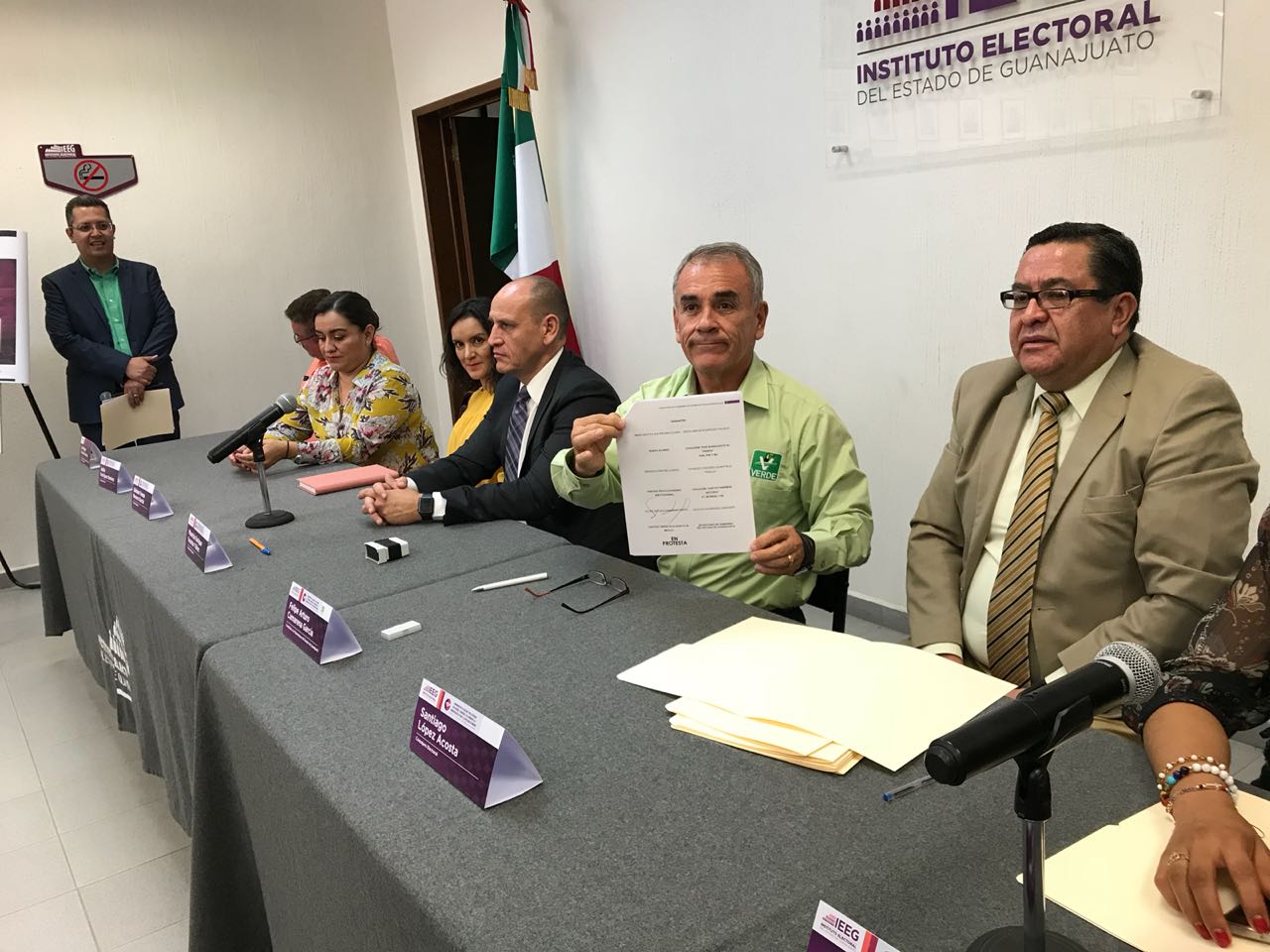 Felipe Arturo Camarena en firma de pacto de civilidad. (Foto Carlos Olvera)