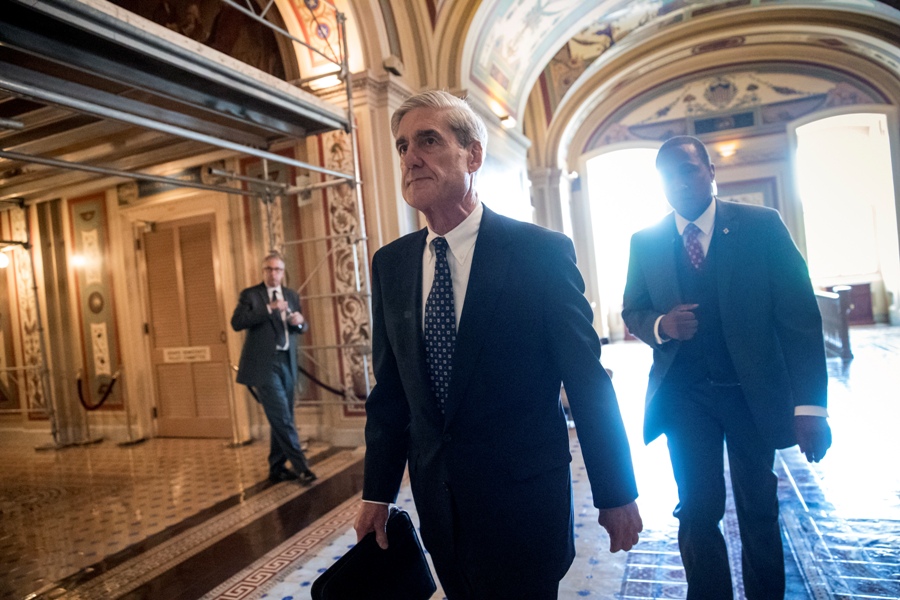 El fiscal Robert Mueller sale de una reunión con miembros del Comité Judicial del Senado sobre la intromisión de Rusia en las elecciones presidenciale