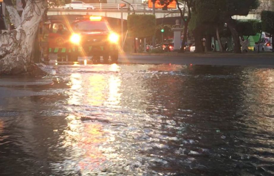 La fuga de agua inundó el carril derecho de la lateral de la Calzada de Tlalpan.