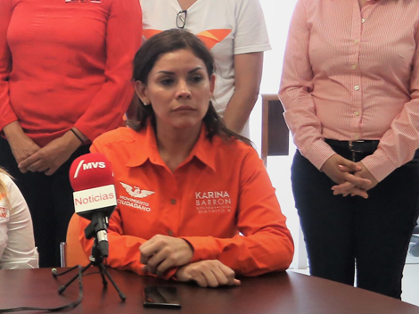 La presidenta del Legislativo, Karina Barrón Perales.