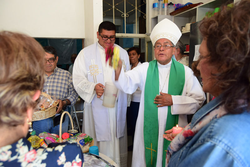 El obispo encabezó una celebración en las instalaciones de la casa del migrante. (Francisco Villeda)