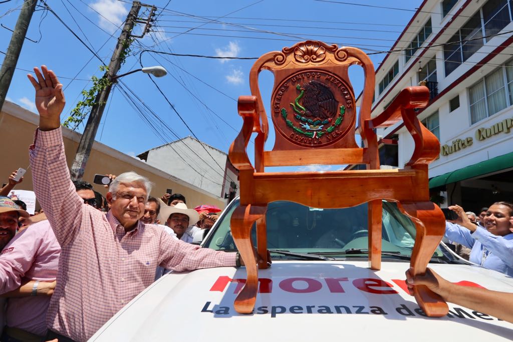 En Papantla, los artesanos le obsequiaron una silla presidencial. (Jorge Carballo)
