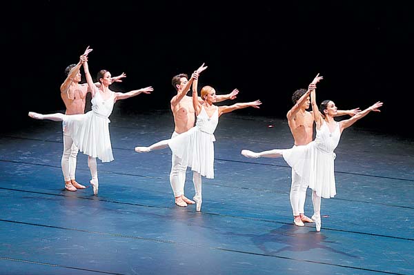 Entre los participantes están el coreógrafo Benjamin Millepied y la bailarina Marie-Agnés Gillot.