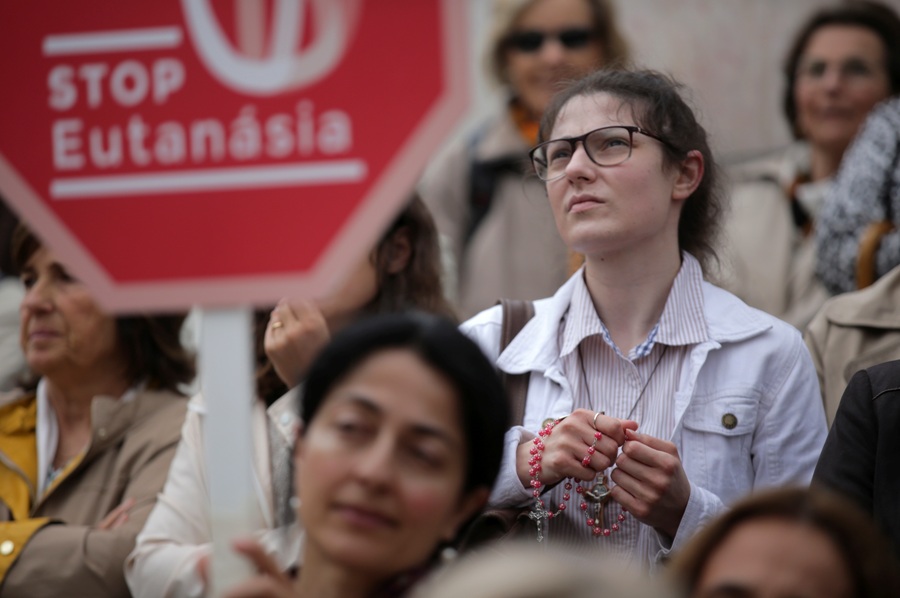 Personas protestan en el Parlamento de Portugal contra la eutanasia. (AP)
