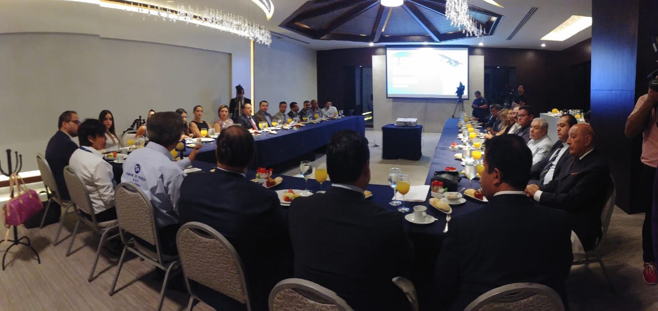 Reunión de Héctor López Santillana y Colegio de Abogados. (Foto René Fúnez)