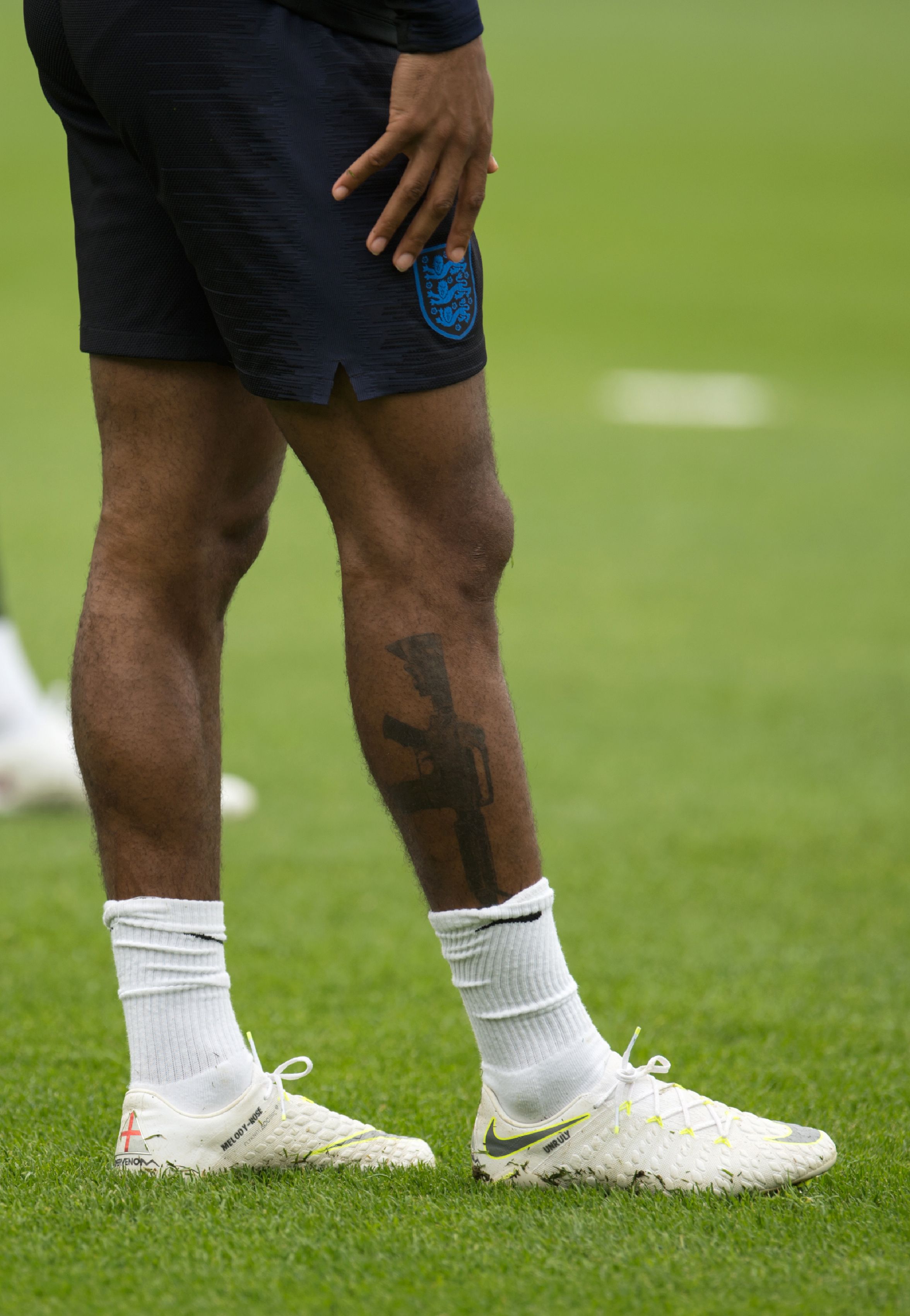 El tatuaje de Sterling que ha causado polémica en Inglaterra (AFP)
