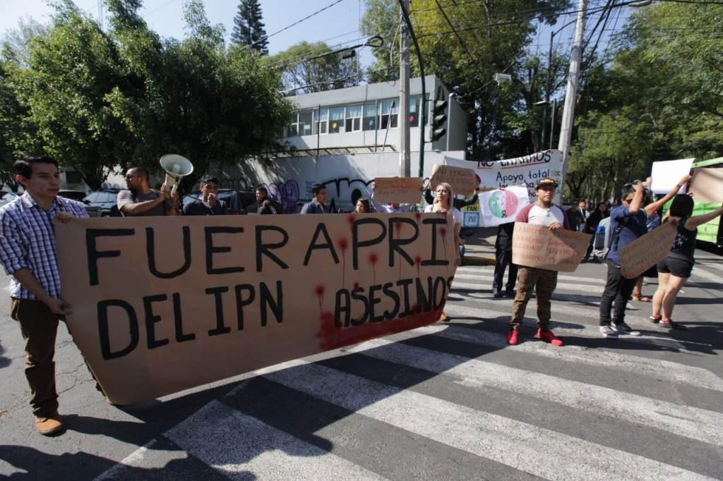 Los alumnos forcejearon la entrada al plantel, para que se les permitiera escuchar la plática del candidato. (Omar Franco)