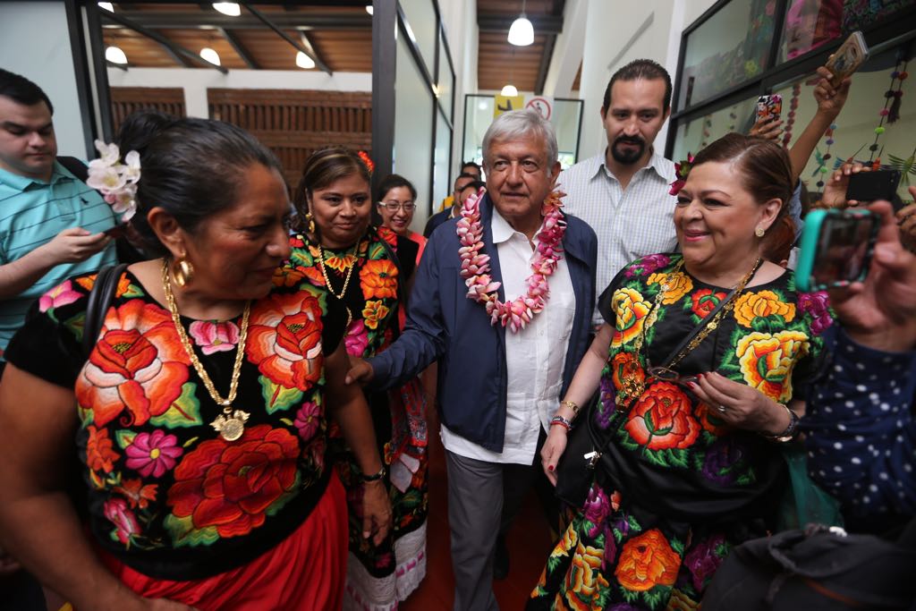 Andrés Manuel López Obrador a su llegada al aeropuerto de Ixtepec, Oaxaca/Jorge Carballo