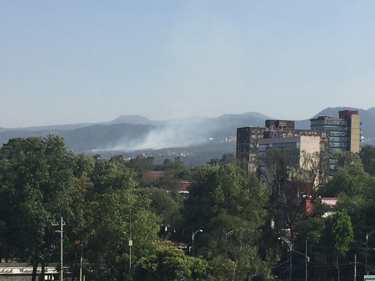 Bomberos se encuentran en la zona de los incendios forestales. (Rosalía Solís)