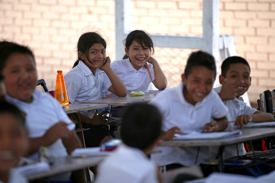 Uno de los días más calurosos para Torreón y los estudiantes no faltaron a clases. (Arturo Salazar)
